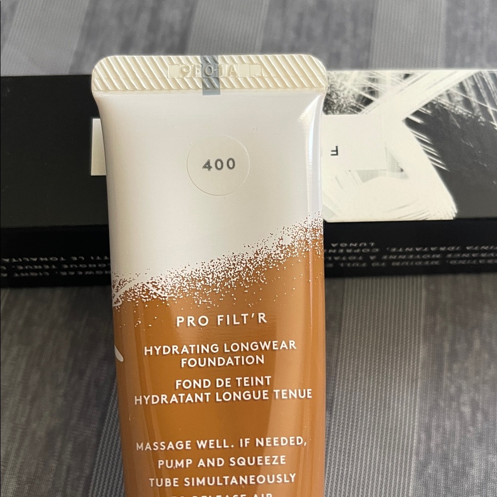 Fenty 400 Pro Filt’r Hydrating Longwear Foundation - Picture 4 of 5